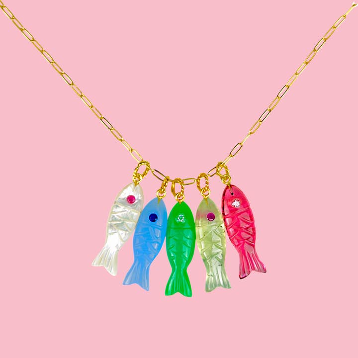 Collier Pendentif Poisson en Pierre Sculptée - Pierres Multiples pour la vente par Amelia Rose Jewelry