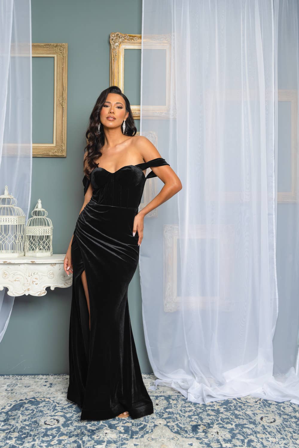 RICARICA INC. - Vendita all'ingrosso Abito da sera - Donna - 2397 - ABITO LUNGO IN VELLUTO CON SPALLE SCOPERTE IN TINTA UNITA