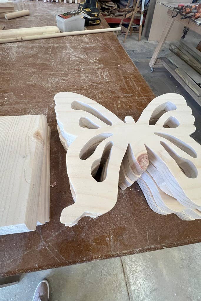 Crowned Free – wholesale Dekorativt bordsobjekt – New Day Wood Decor - Tillverkad av Survivors4