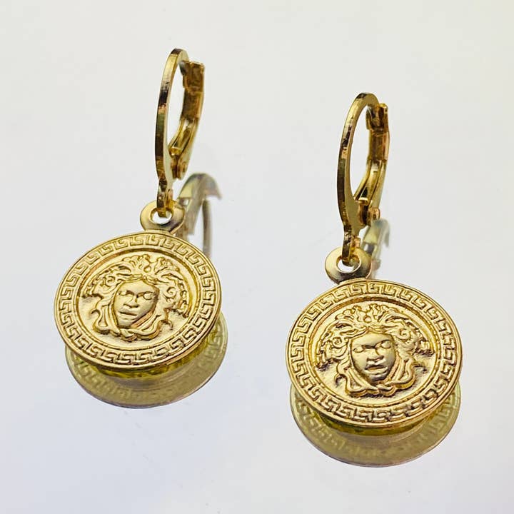 Orecchini Medusa in oro, piccoli cerchi Huggie Face a forma di leone, Gold Med per la vendita all'ingrosso da parte di Housegoldjewelry