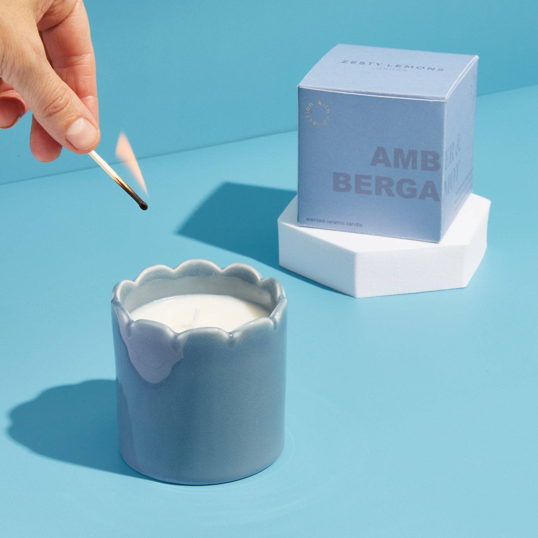 Zesty Lemons – wholesale Burkljus – Contemporary Kiln skållad ljus i himmelsblått med doft av amber och bergamot2