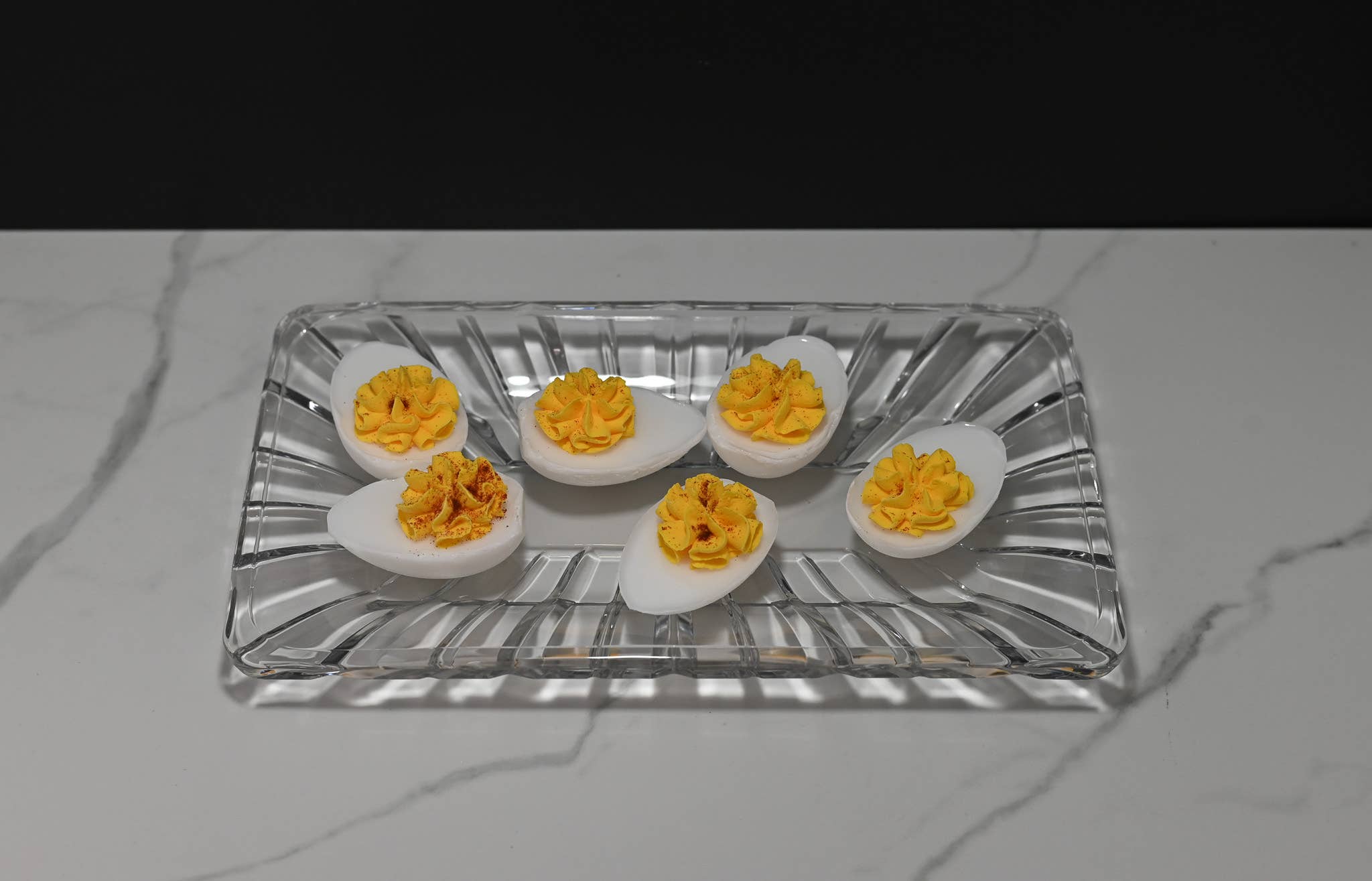 Just Dough It! Fake Foods – Objeto de mesa decorativo por atacado – Fake Deviled Eggs - Conjunto de 61