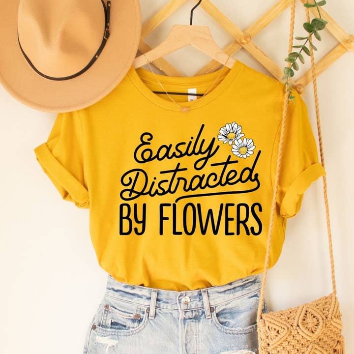 T-shirt Easily Distracted By Flowers Mustard pour la vente par Simply Tees