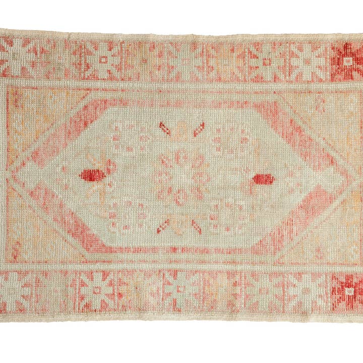 Tapis Oushak vintage vieilli 2,5x4 pour la vente par Nordic Breeze Beauty