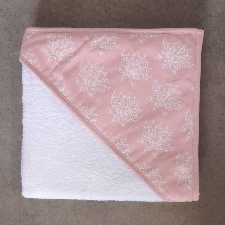 Cape de bain Lotus rose clair pour la vente par Eugénie Design