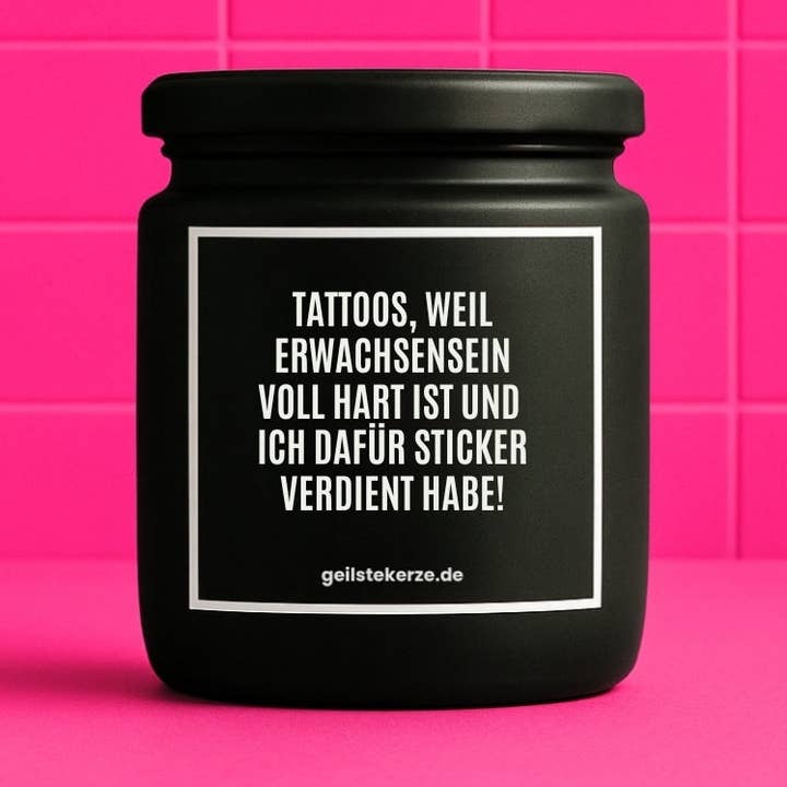 Vela biológica vegana com frase – TATUAGENS, PORQUE SER ADULTO É MUITO DIFÍCIL E EU MERECI AUTOCOLANTES POR ISSO! por atacado de geilstekerze