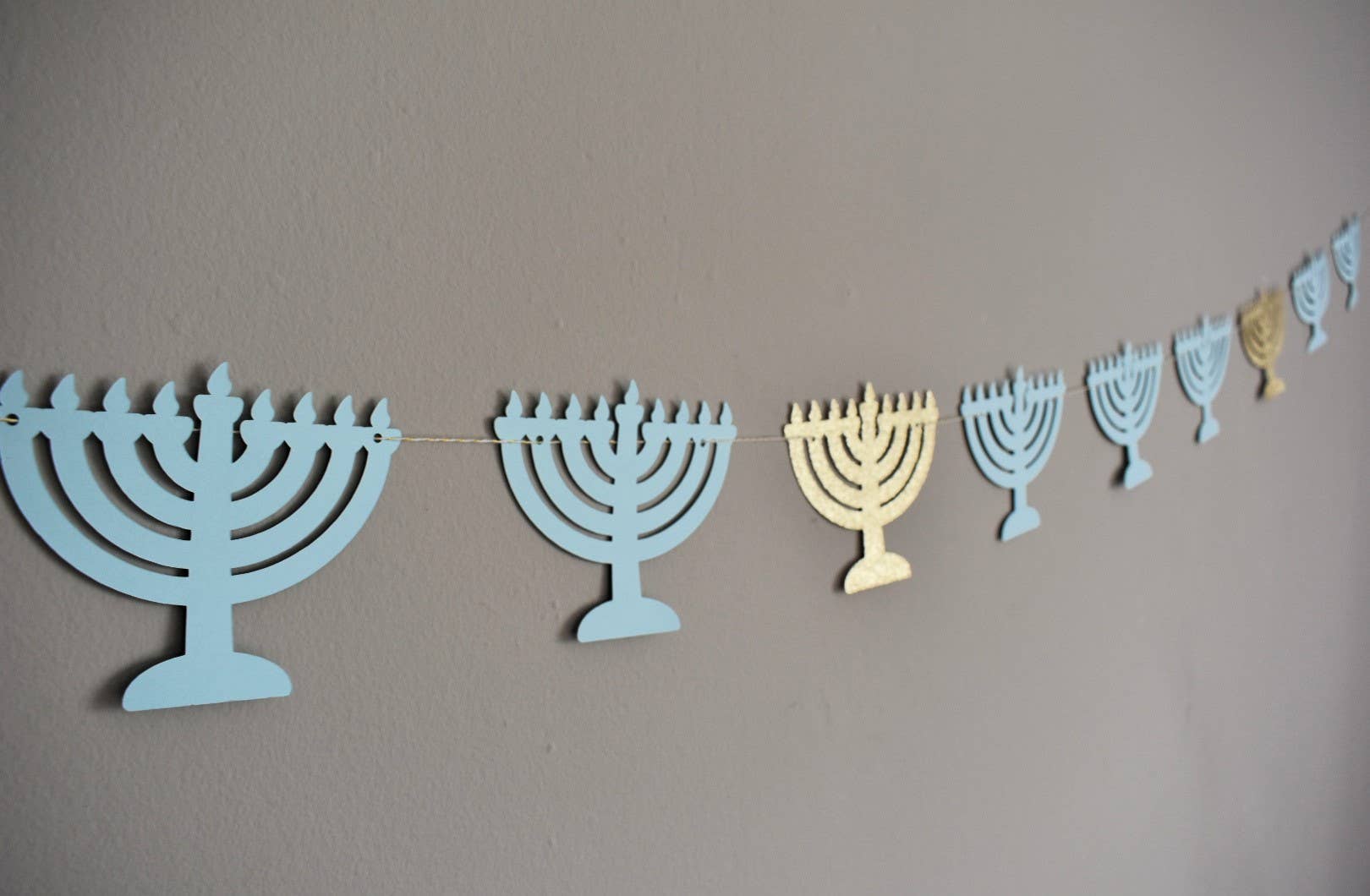 thekitcut – wholesale Hanukkah Decoration – Hanukkah Menora Garland |  LIght Blue  and Gold Menoras 4