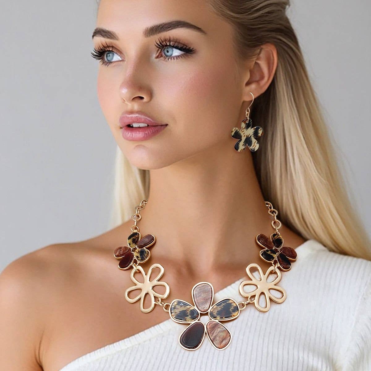 Collar Jungle Chic Leopard Print Flower Necklace for wholesale on Faire0