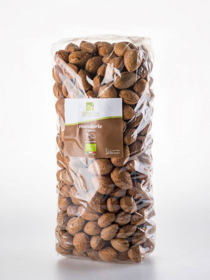 Organic almonds in shell for wholesale by Terradiva Azienda Agricola Biologica