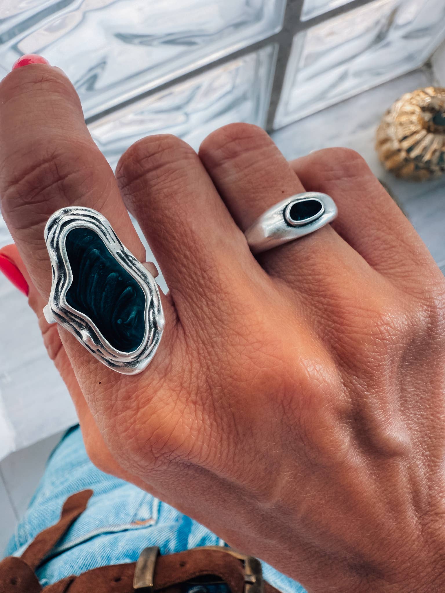 Goupi – wholesale Cocktail/statement ring – Artistic shaped ring in with black enamel in silver2