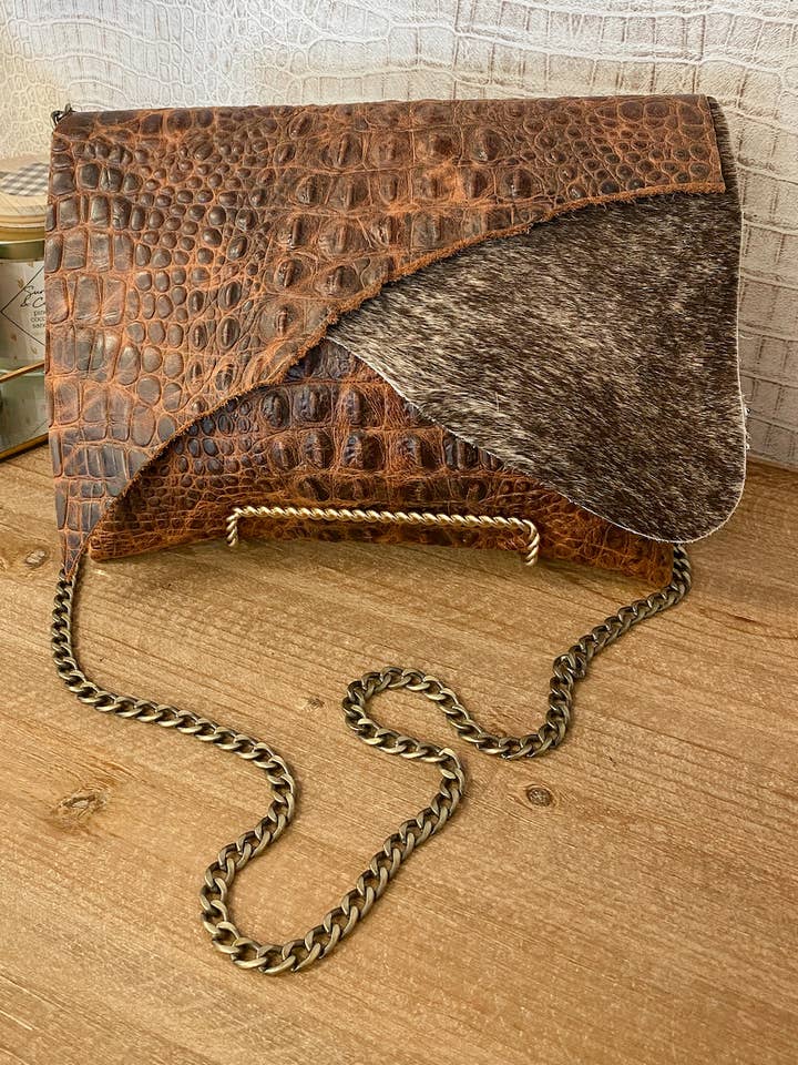 Body en forme de crocodile beige avec cuir de vachette et pochette/sac à bandoulière pour la vente par Everlasting Boutique
