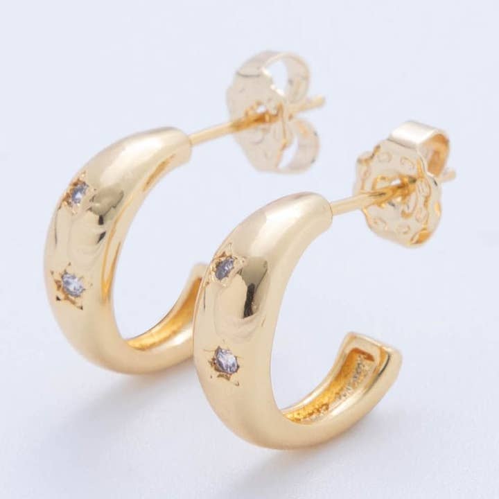 Orecchini a cerchio a forma di C con stelle punteggiate in oro 18K riempito e zirconi | AI367 per la vendita all'ingrosso da parte di Aim Eternal