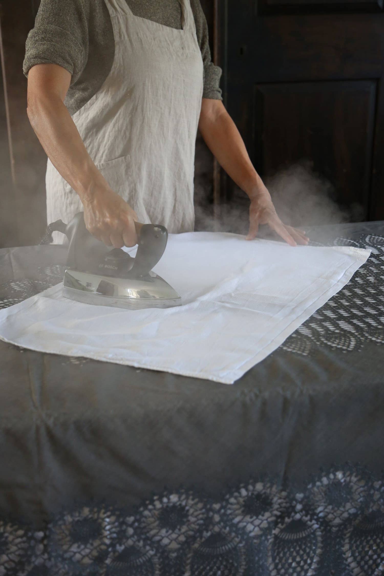 Fiorirà un giardino - Wholesale Tablecloth - Dark Grey Vinyl Waterproof Tablecloth Lace 150 x 264 cm1