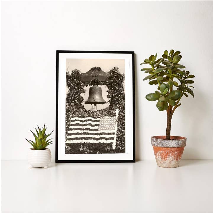 Found Image Press – wholesale Konsttryck – Konsttryck PT-88 Frihetsklockan med blomflagga