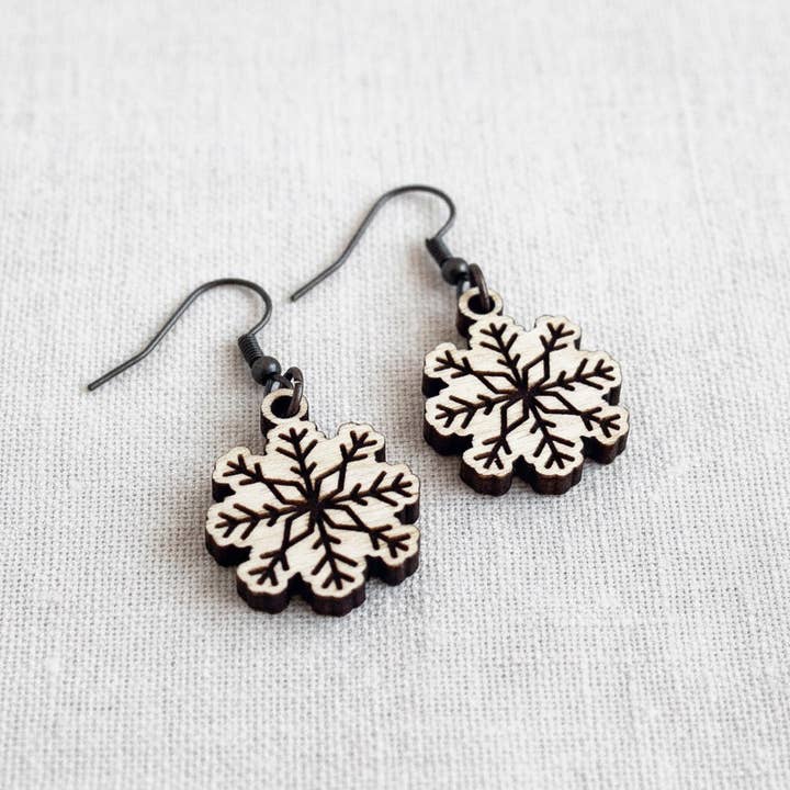 Pendientes de Madera Grabados con Copo de Nieve© de Aurora North Home™ para venta al por mayor de Aurora North Home