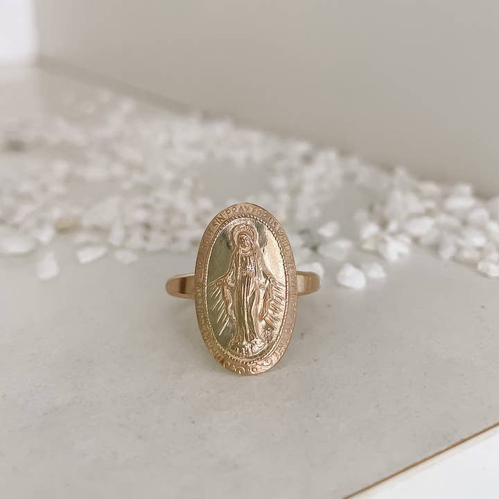 Isabelle Grace Jewelry – Großhandel Cocktail-/Statement-Ring – Wunderbarer Medaillenring mit Mutter Maria3