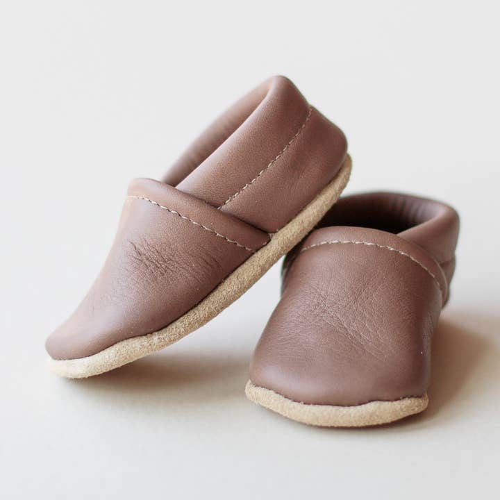 Chaussures pour bébé neutres en termes de genre en argile | Chaussures pour bébé à enfiler pour la vente par Sun & Lace