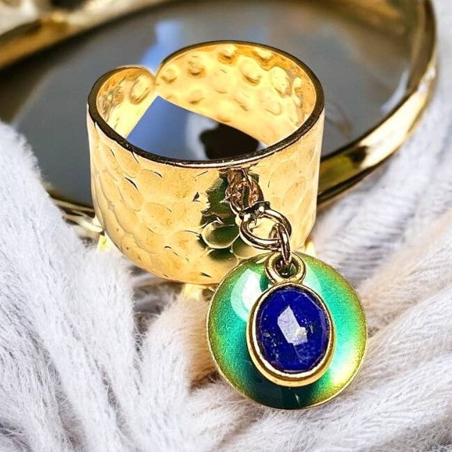 Guldfärgad "LEA" ring med Lapis lazuli-sten och emaljerad paljett för wholesale av TOURMALYN