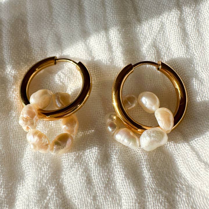 Argolas "Hailey" em aço inoxidável com pérolas de água-doce em dourado por atacado de cool people club