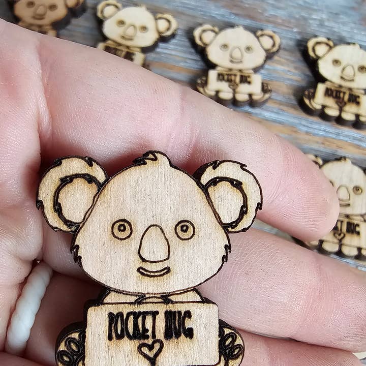Câlin de poche en bois - Koala pour la vente par LB Personalized Design