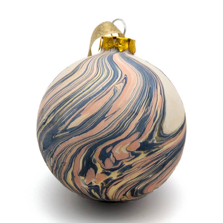 Marmor Paperie – Großhandel Verzierung – Keramik-Weihnachtskugel in Rosé und Marineblau mit Goldadern0