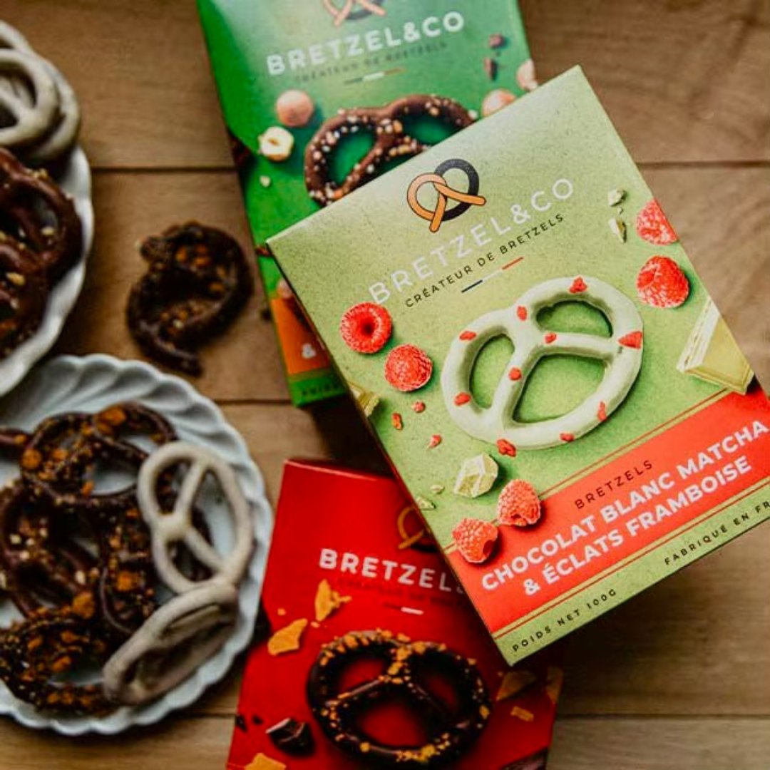 Bretzel&Co – Engroshandel Chokolade – Matcha hvid chokolade pretzel med hindbærstykker2