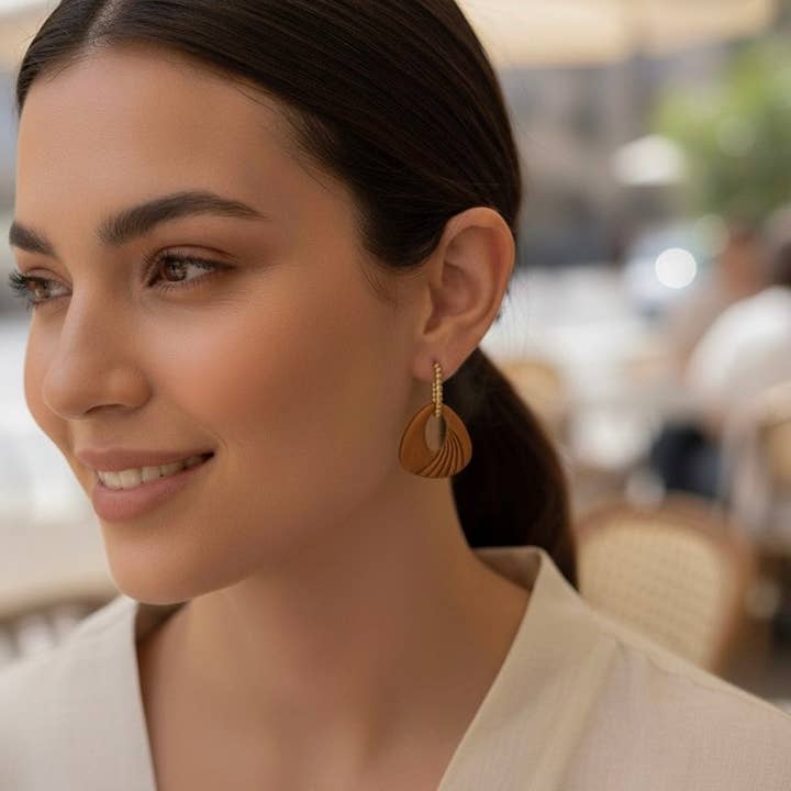 Duestelle Italia - Wholesale Dangle Earrings - Urban Flow - Contemporary gold-plated steel hoop earrings