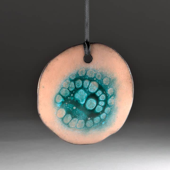 Ornement en émail de cuivre, spirale écume de mer pour la vente par Kristin Ellis