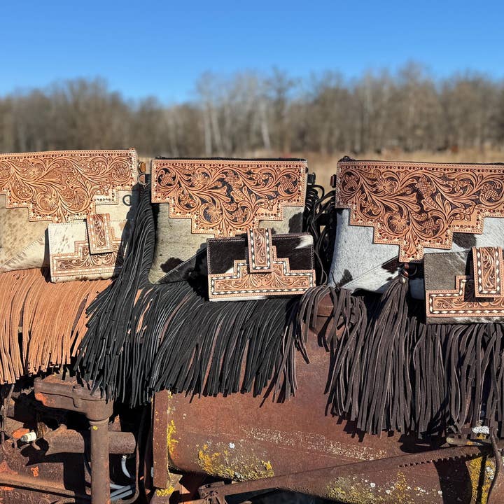 Sac à main et portefeuille en cuir véritable de vachette occidentale avec détails et franges par Double B Wild Rags pour la vente par Double B Wild Rags