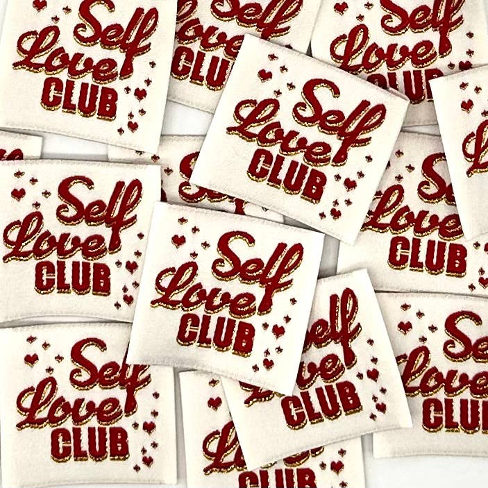 Gewebtes Lurex-Etikett zum Aufnähen "Self Love Club" für den Großhandel von L’Étiquette Home Couture
