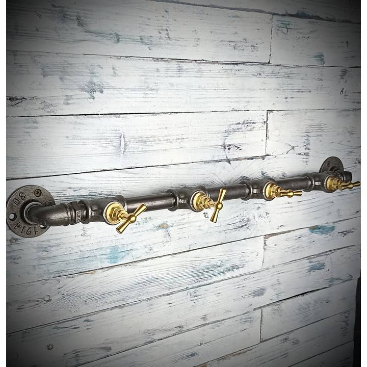 Väggmonterad klädhängare i metall i industriell och vintage-stil för wholesale av Strange Workshop