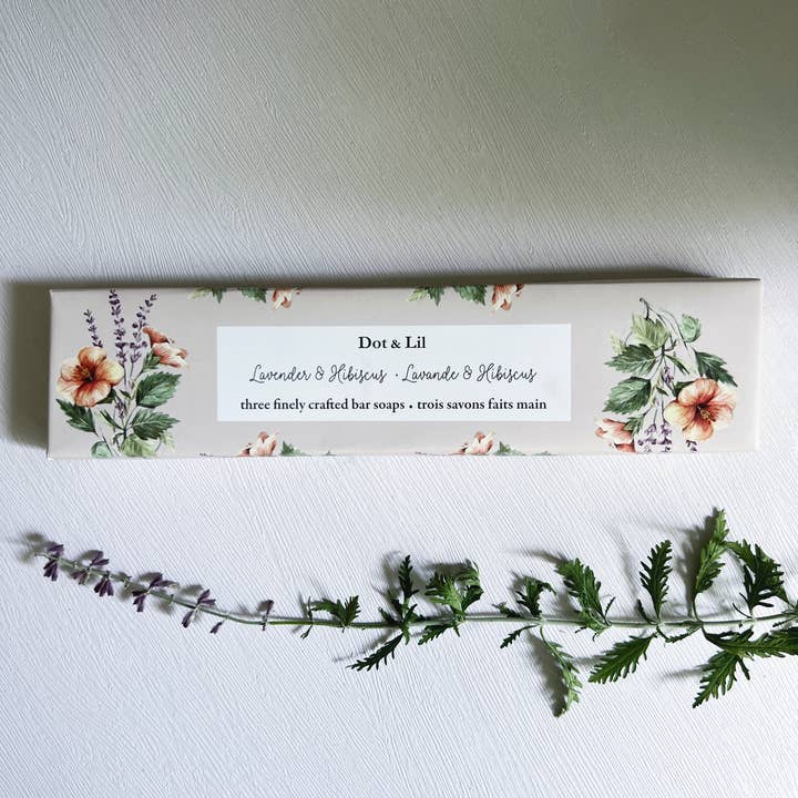 NOUVEAU - Coffret cadeau trio de savons à la lavande et à l'hibiscus pour la vente par Dot & Lil