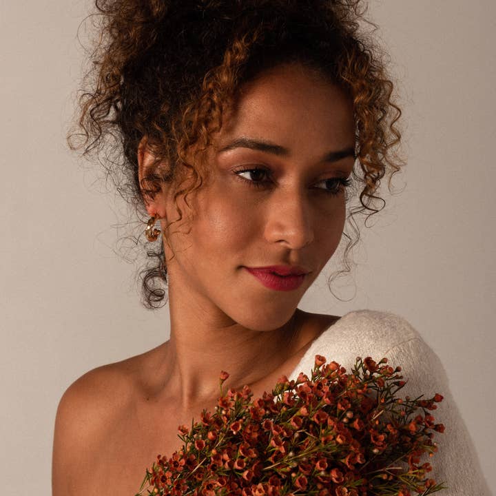 Liten och nätt Twisted Hoop, Guld för wholesale av ELISABETH SILVERMAN