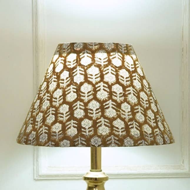 Florale handgefertigte abnehmbare Leinen-Lampenschirm - Tulsi Butti für den Großhandel von Fabdivine