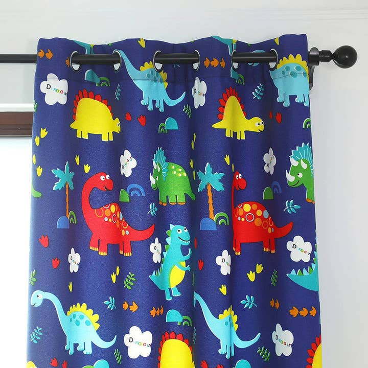 BOD HOME – wholesale Gardin – MÖRKLÄGGNINGSGARDIN MED TECKNAT TRYCK - BLÅ DINOSAURIE 140*260cm2