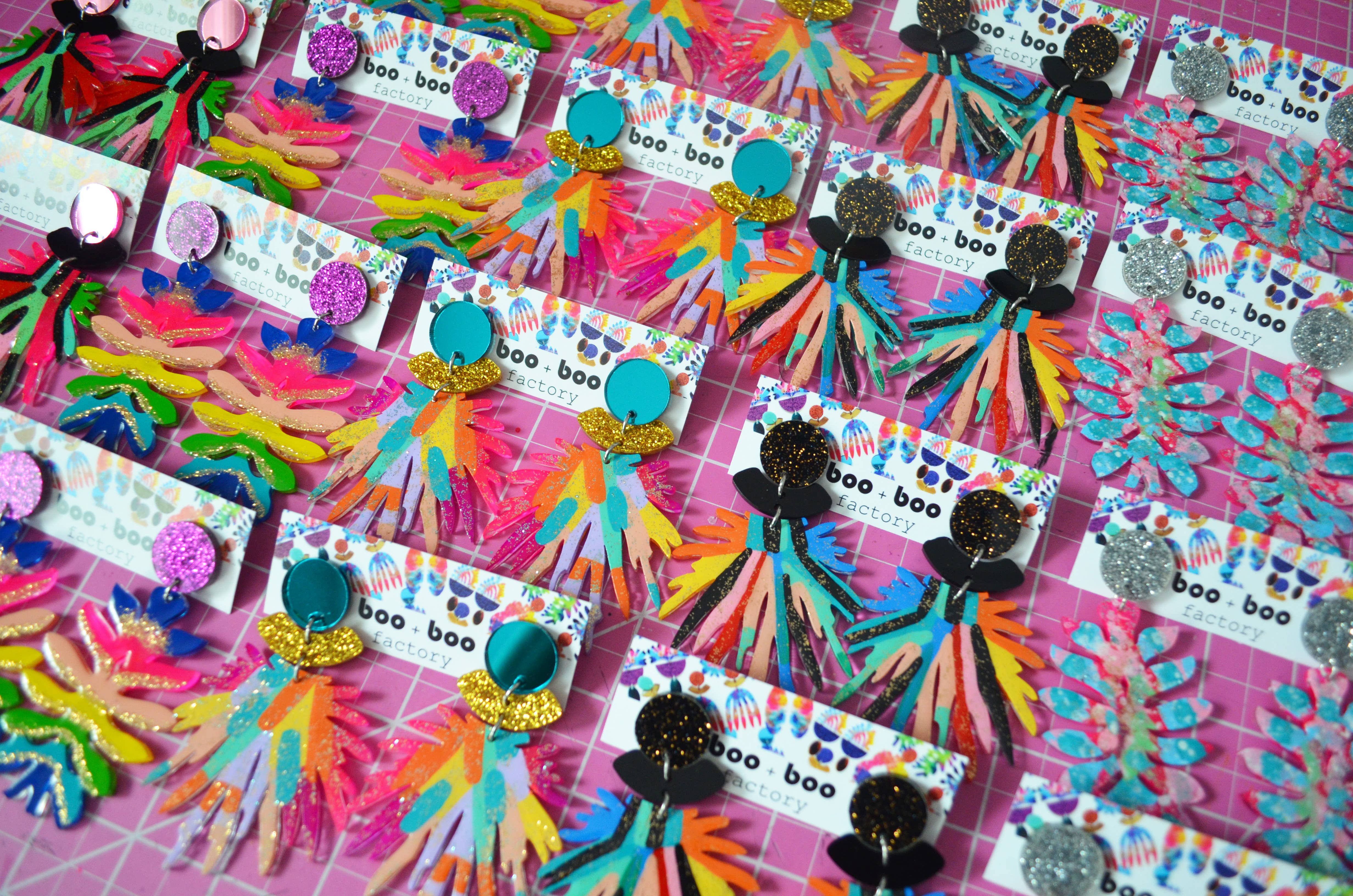 Boo and Boo Factory - Venta al por mayor Pendientes colgantes - Pendientes de resina con lentejuelas y pompones de arcoíris coloridos9