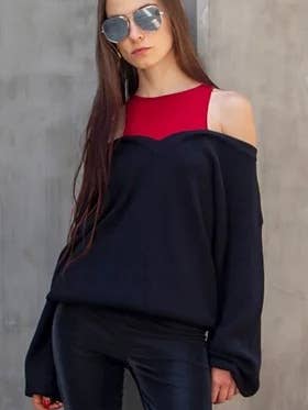 Pull en tricot à deux couches - Noir et rouge pour la vente par Hope Horizon LLC