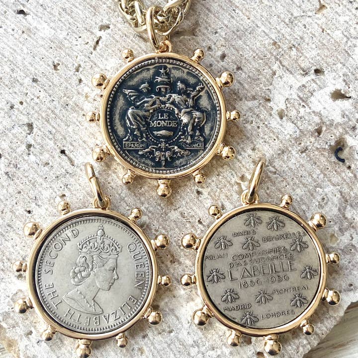 VB&CO Designs Handmade Jewelry – Großhandel Kette mit Anhänger/Charm – French Coin Queen England trendige Boutique für handgefertigten Schmuck