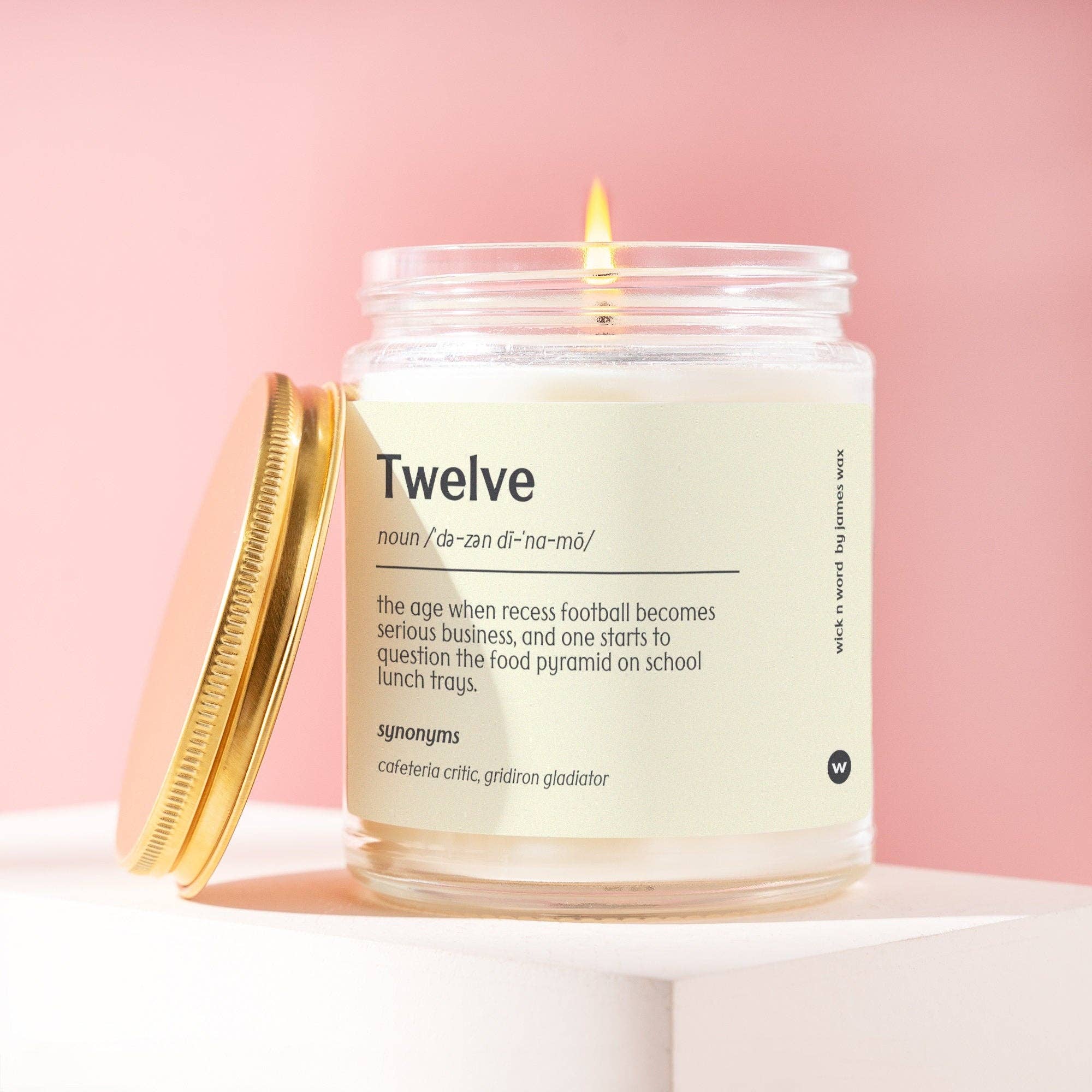 Wick n Word - Vendita all'ingrosso Candela in vasetto - Regalo personalizzato per il 12° compleanno The Dozen Dynamo Age Definition Candle regalo per il 12° compleanno A012