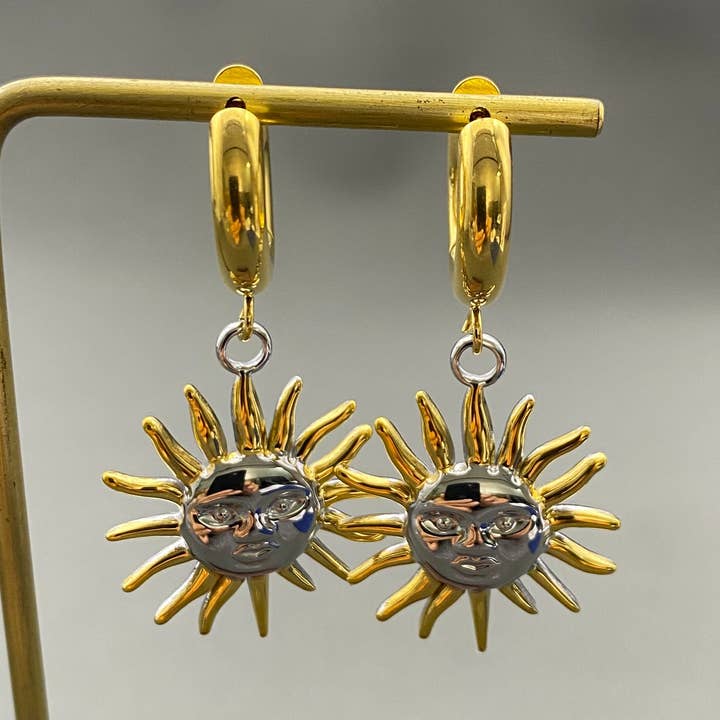 Boucles d'oreilles huggie avec pendentif soleil en acier inoxydable plaqué or 18K - FGS/MS pour la vente par Mio Queena