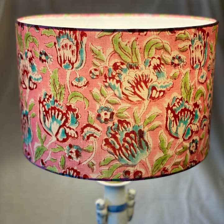 Olive and Limpet - Venta al por mayor Mamparas - Pantalla de tambor de 12 pulgadas. Impresión en bloque indígena de Sanganeri. Coral claro, rosa intenso, turquesa y verde mar.