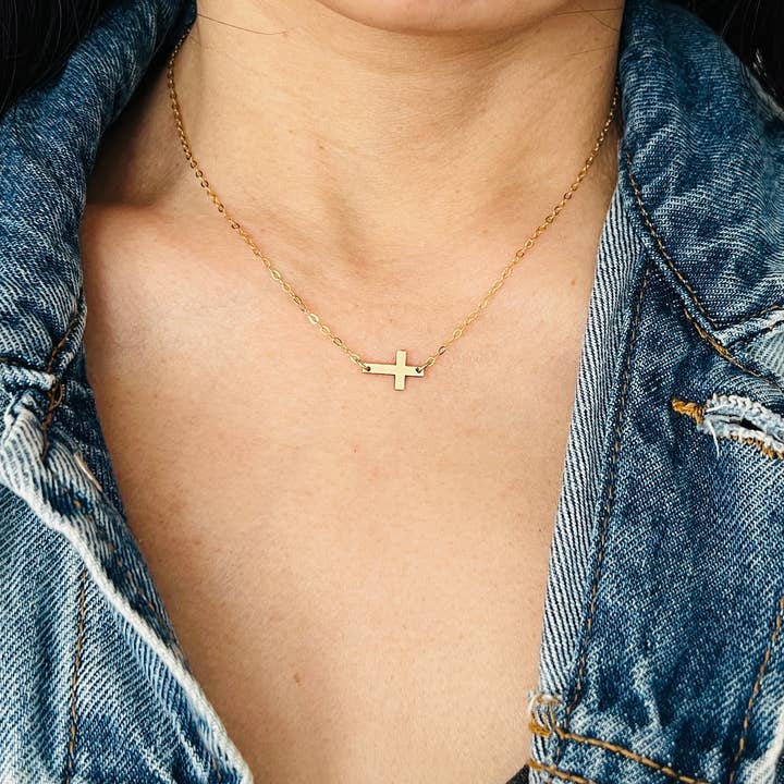 Collier en forme de croix horizontale latérale pour la vente par Jennifer Shon Jewelry