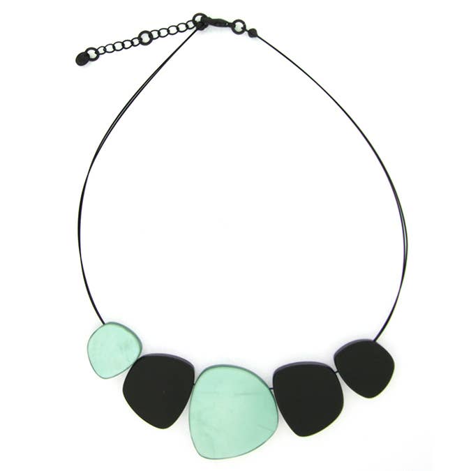 halskæde i skal i harpiks for engroshandel hos Culture Mix