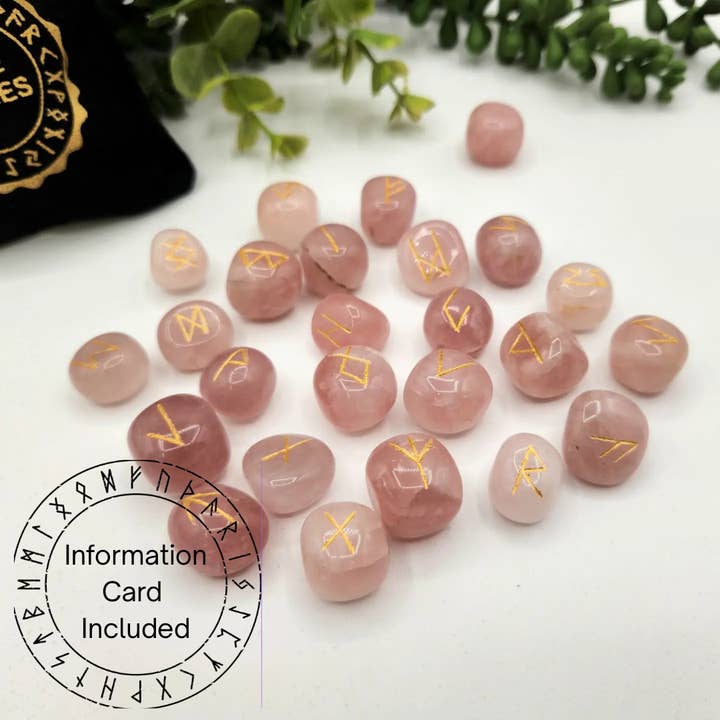Rozenkwarts halfedelsteen runen set met fluwelen opbergzakje voor wholesale door Meraki Gemstones