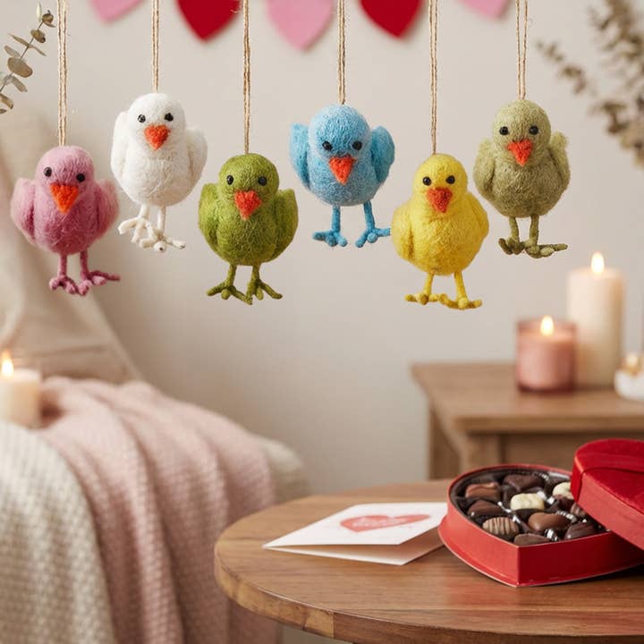 Håndlavede filt påskekyllinger assorterede hængende dekorationer for engroshandel hos Felt So Good