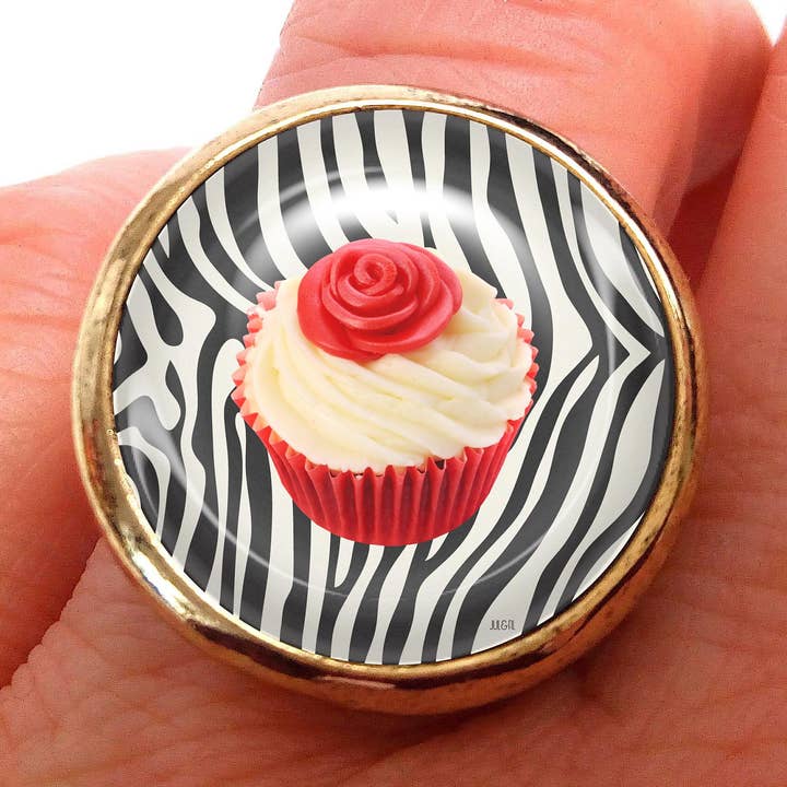 Anillo ajustable de cupcake con cabujón rojo sobre fondo de rayas de cebra para venta al por mayor de JUL ET FIL