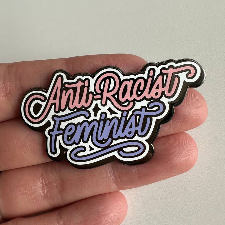 Spilla smaltata rigida femminista antirazzista per la vendita all'ingrosso da parte di Common Joy