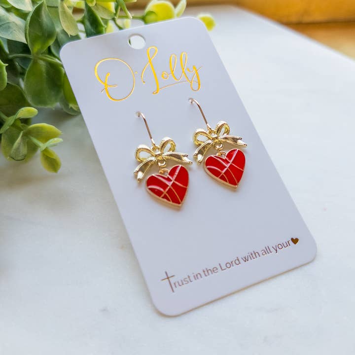 Orecchini pendenti a cuore in stile basket con fiocco dorato per la vendita all'ingrosso da parte di O’Lolly Jewelry