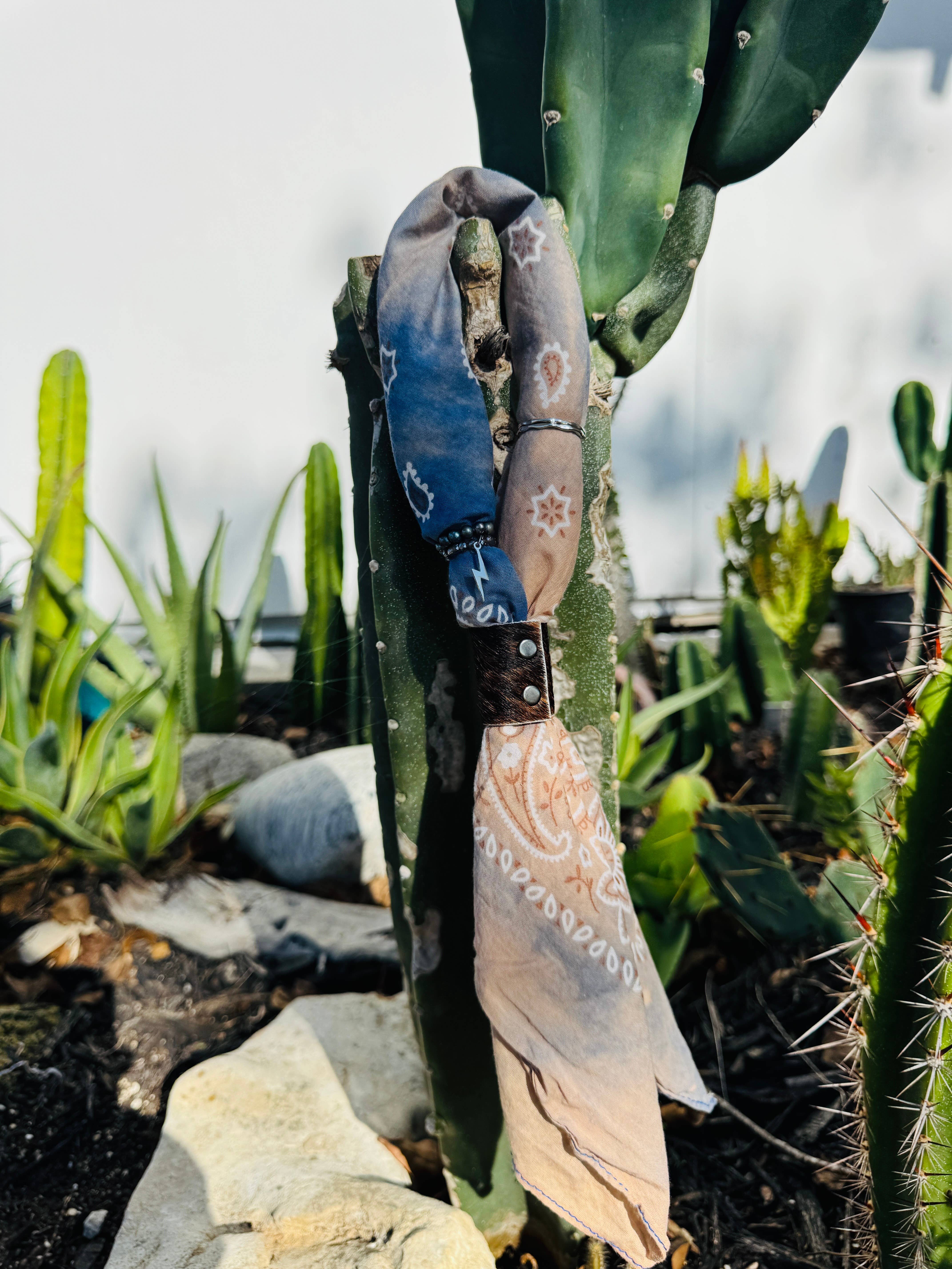 Boots Are My Roots – Bandana - Mulher por atacado – Bandanas Tingidas à Mão em Tons de Denim3