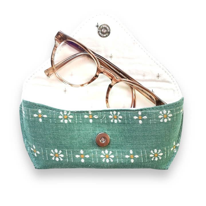 Étui à lunettes en tissu doux tissé vert printemps, pochette à lunettes pour la vente par Ingrid Allen